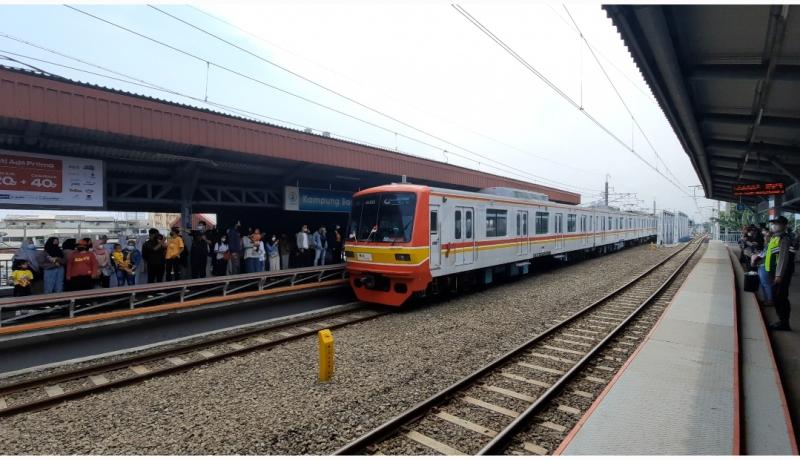 Suasana saat seluruh penumpang KRL di Stasiun Kampung Bandan menyanyikan lagu Indonesia Raya pada saat 17 Agustus 2022 pukul 10.20. Penyanyian lagu tersebut serentak dilakukan di seluruh stasiun. 