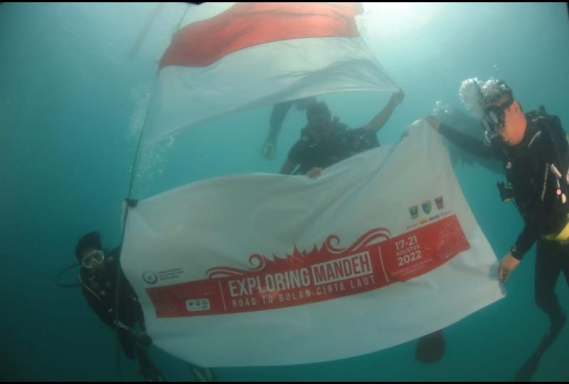 Kirab Bendera Merah Putih di laut Mandeh, Pesisir Selatan, Sumatera Barat, Rabu (17/8/2022).