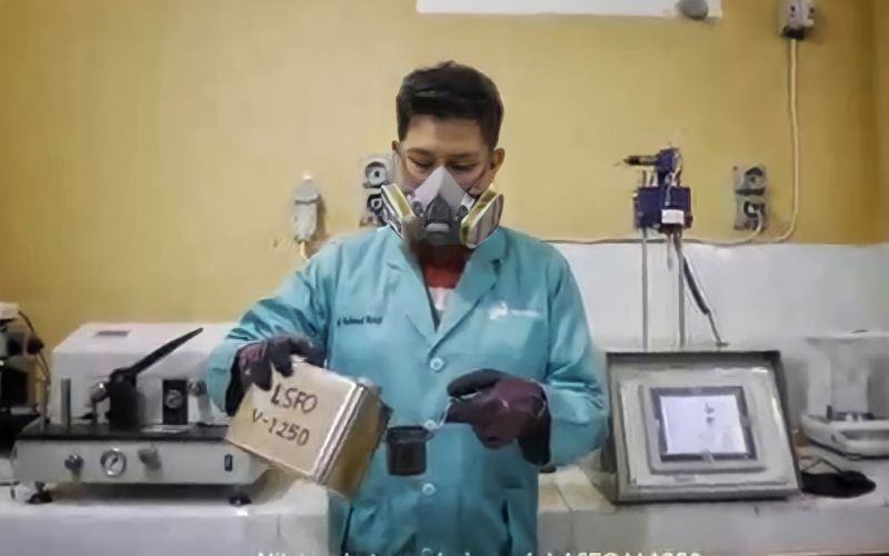 Pegawai PT Kilang Pertamina Internasional Refinery Unit III Plaju menunjukkan produk low sulphur fuel oil (LSFO) V 1250 yang kini diekspor ke Singapura. istimewa