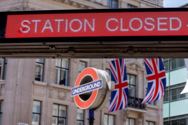Stasiun KA di London ditutup saat aksi mogok massal karyawan kereta api pada Juni lalu. (Foto: Reuters)