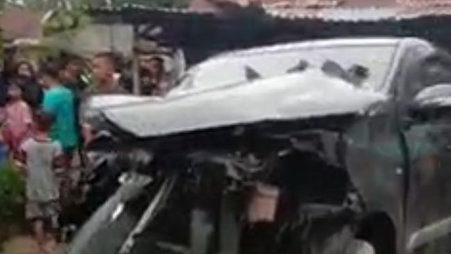 Foto: Tangkapan layar mobil korban yang ringsek usai tertabrak kereta api. (Istimewa)