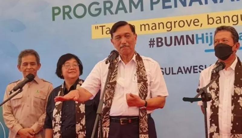 Menteri Koordinator Bidang Kemaritiman dan Investasi Luhut Binsar Panjaitan saat menghadiri penanaman mangrove di Maros, Sulawesi Selatan.(Ist)