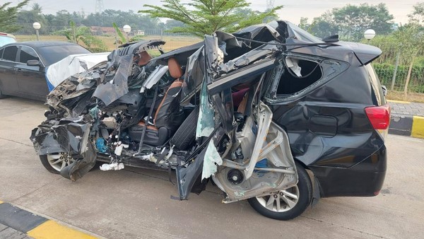 Mobil Innova yang ditumpangi Hermanto Dardak mengalami kecelakaan (Foto: dok. Polda Jateng) 