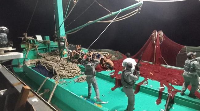 Bakamla menangkap kapal berbendera Vietnam yang sedang mencuri ikan di perairan Natuna Utara. Sebanyak 17 ABK di kapal tersebut diamankan. (dok. Bakamla)