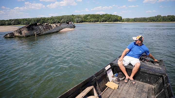 Puing-puing kapal perang Jerman Perang Dunia II terlihat di Danube di Prahovo, Serbia 18 Agustus 2022. (REUTERS)