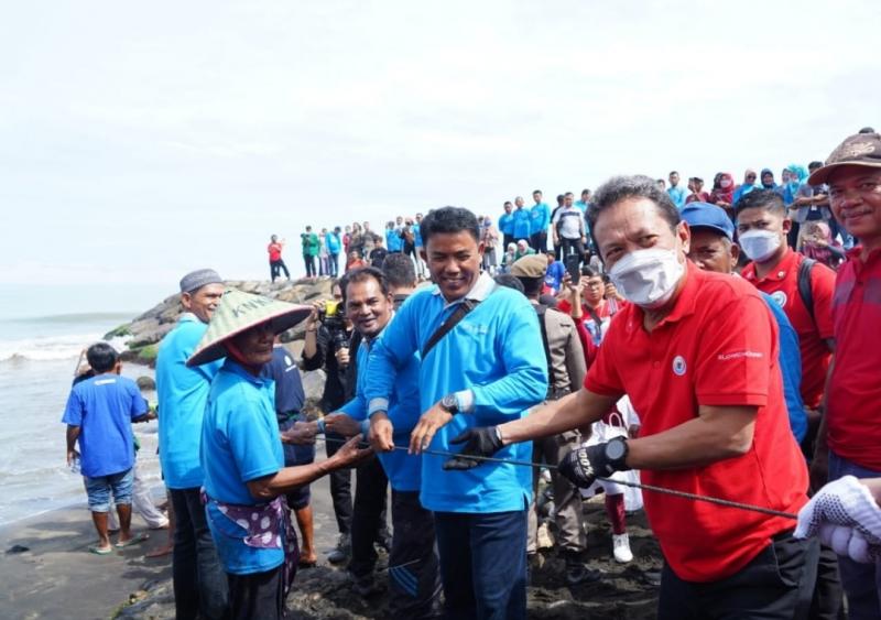 Menteri Kelautan dan Perikanan Sakti Wahyu Trenggono ikut menarik jaring pukat (maelo pukek) bersama para nelayan di Pantai Puruih, Kota Padang, Sumatera Barat, Ahad (21/8/2022).