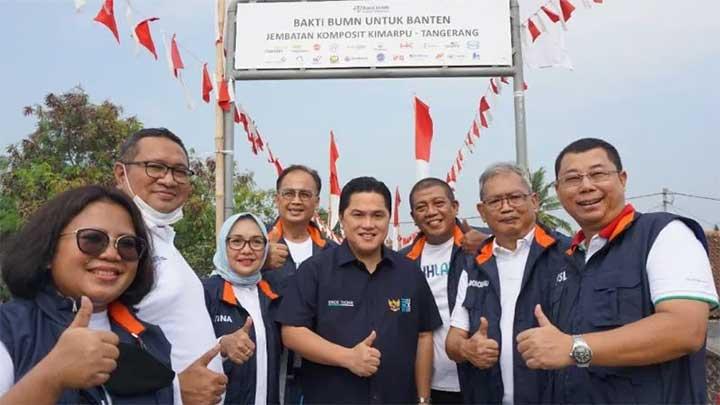 Menteri BUMN Erick Thohir (tengah) di sela acara peresmian Jembatan Kimarpu di Pagedangan Udik, Kronjo, Kabupaten Tangerang, Banten, pada Sabtu 20 Agustus 2022. Kementerian BUMN