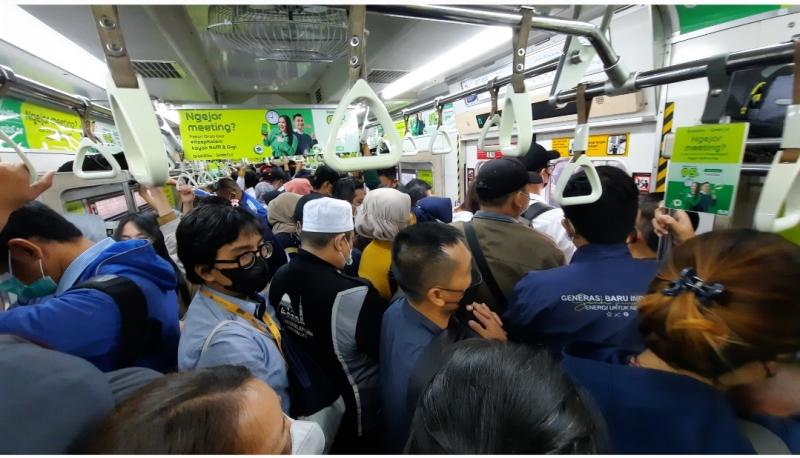 Suasana di dalam rangkaian KRL yang telah berangkat dari Stasiun Bekasi mengarah ke Kampung Bandan pada Senin (22/8/2022) pukul 6.00.
