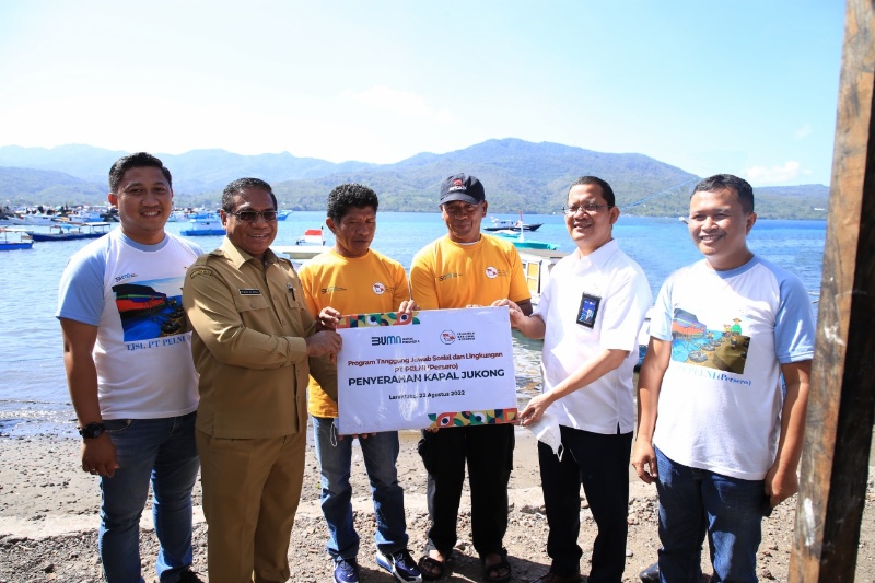 Penyerahan bantuan TJSL Pelni di Larantuka