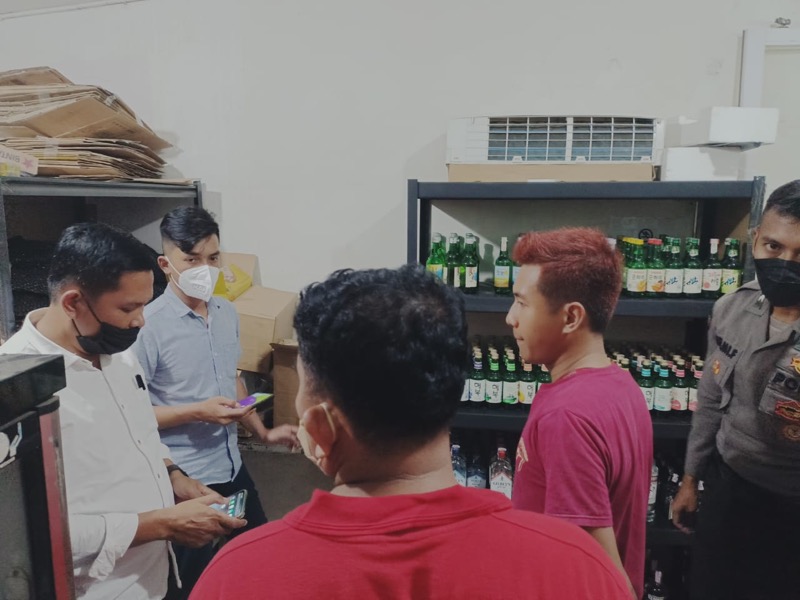 Polres Metro Bekasi Kota menyita ribuan botol miras berbagai merk. Miras-miras tersebut disita dari berbagai toko dan lapak di sekitar wilayah kota Bekasi dalam kegiatan operasi miras. Foto: istimewa.