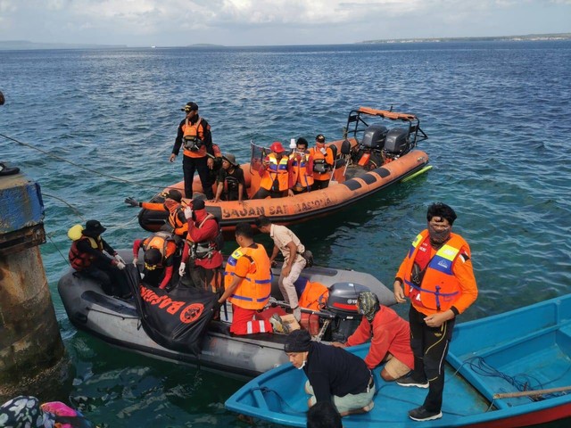 Tim SAR mengevakuasi korban usai ditemukan tewas di Pantai Nirwana, Kota Baubau.