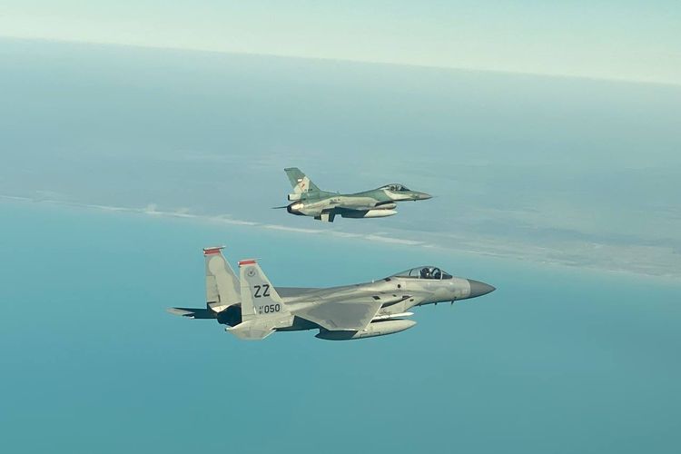 Pesawat tempur F-16 Fighting Falcon TNI Angkatan Udara unjuk kebolehan dengan memperlihatkan peragaan air combat manuver (ACM) atau manuver pertempuran udara bersama jet F-15C United States Pacific Air Force (US PACAF).