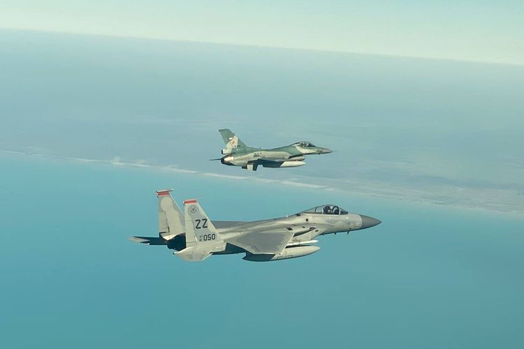 Pesawat tempur F-16 Fighting Falcon TNI Angkatan Udara unjuk kebolehan dengan memperlihatkan peragaan air combat manuver (ACM) atau manuver pertempuran udara bersama jet F-15C United States Pacific Air Force (US PACAF).