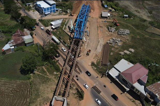 Jembatan rel kereta api di Desa Maccini Baji, Kecamatan Lau batal digeser karena alat hidrolik rusak. (Foto: Sindonews)