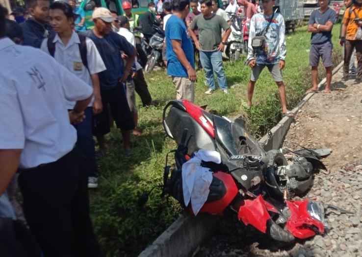 Dua pelajar tewas tertabrak kereta api di Serdangbedagai, Rabu (24/8/2022) sore. Kondisi motor korban pun ringsek tak berbentuk. (Foto: MPI/Andi Yusri)