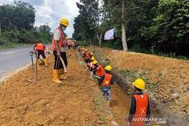 Sejumlah pekerja menjalankan program Padat Karya Tunai. 