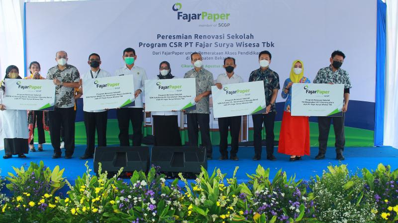 Direktur FajarPaper, Yustinus Y. Kusumah, Kepala Dinas Pendidikan Kabupaten Bekasi, Carwinda, Direktur FajarPaper, Roy Teguh, Direktur FajarPaper, Thalengsak Ratchburi dan CSR and Employee Relations Department Manager, Kurniawan menyerahkan sekolah yang telah direnovasi secara simbolis kepada 5 Kepala Sekolah dari Kabupaten Bekasi pada Rabu (24/08).  (foto:istimewa)