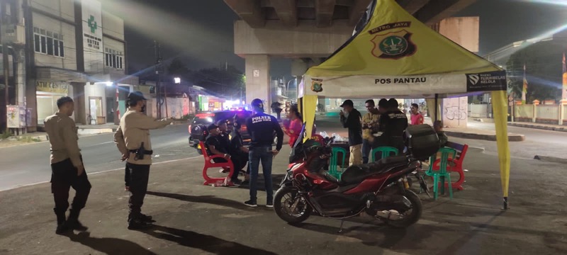 Polsek Bekasi Timur serta jajaran yang melakukan patroli di wilayah Fly Over Cipendawa. Foto: istimewa.