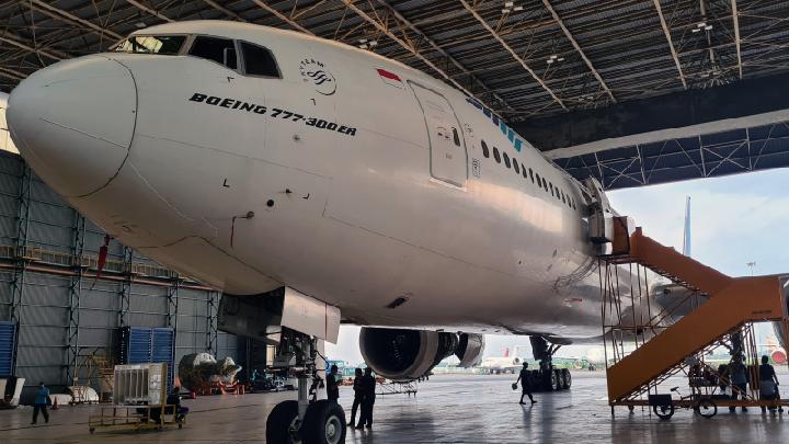  Pekerja Garuda Maintenance Facility (GMF) melakukan pengecekan mesin di Pesawat Garuda Indonesia di Hanggar  GMF Bandara Soekarno Hatta, Tangerang, Banten  ANTARA/Muhammad Iqbal