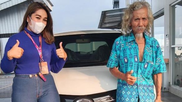 Kakek Wardji, pemulung yang membeil mobil dengan tunai (Foto: dok. Dezy Ais) 