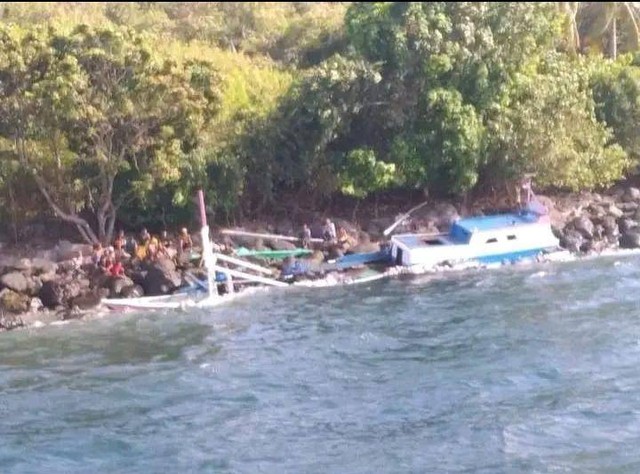 Perahu milik nelayan Sanusin yang ambruk dihantam angin kencang dan ombak.