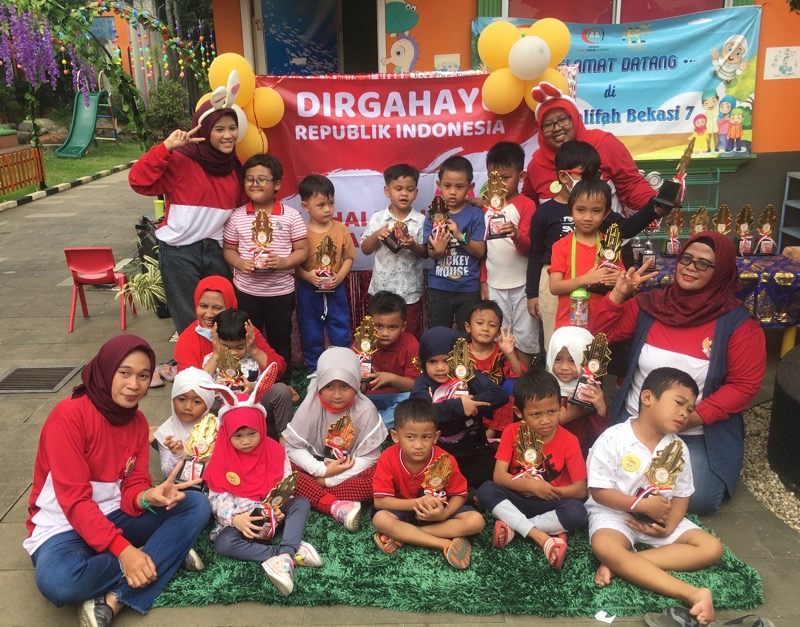 Anak-anak bersama guru-guru TK Khalifah Bekasi 7. Foto: BeritaTrans.com.