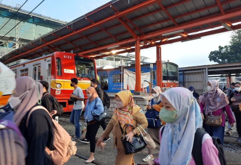 Penumpang melewati jalur KA yang ada di Stasiun Bekasi untuk masuk melakukan tap tiket di stasiun tersebut, Senin (29/8/2022).