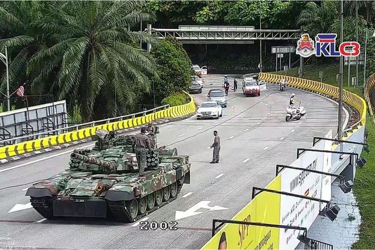 Tank dan prime mover milik militer Malaysia mogok di jalan di dua lokasi terpisah di Kuala Lumpur. Militer Malaysia lantas meminta maaf kepada publik atas insiden tersebut pada Sabtu (27/8/2022).(TWITTER via MOTHERSHIP)