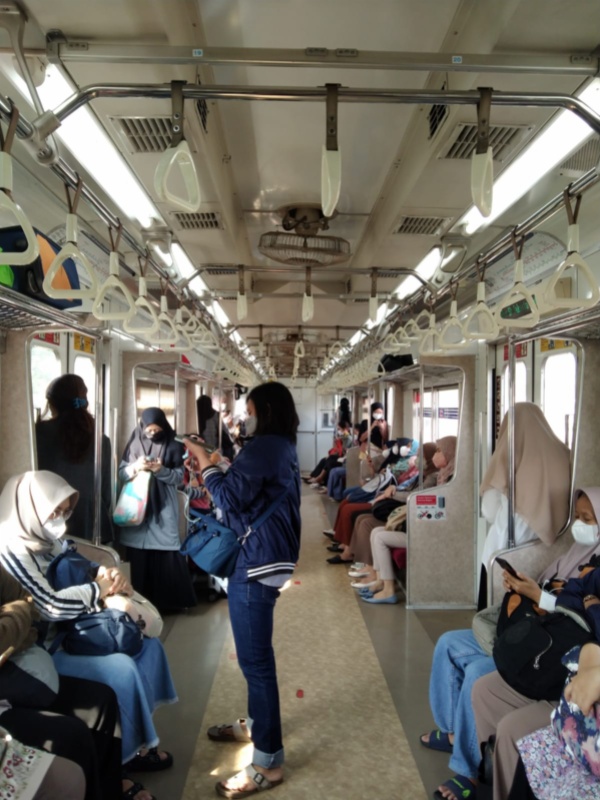 Suasana di dalam kereta khusus wanita di KRL tujuan akhir Kota pagi ini