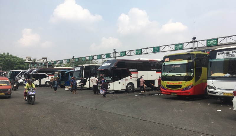 Bus antarkota di area keberangkatan Terminal Bekasi, Senin (29/8/2022). Foto: BeritaTrans.com.