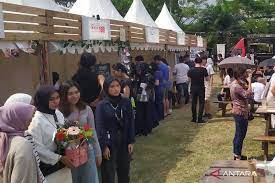 Warga mendatangi festival Keuken 2022 di Kiara Artha Park, Kota Bandung, Jawa Barat.