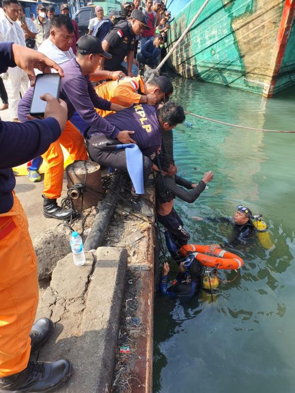 Proses evakuasi ABK KM Teguh Bintang United yang tenggelam di kolam dermaga transit 11, Pelabuhan Muara Baru, Selasa (30/8).