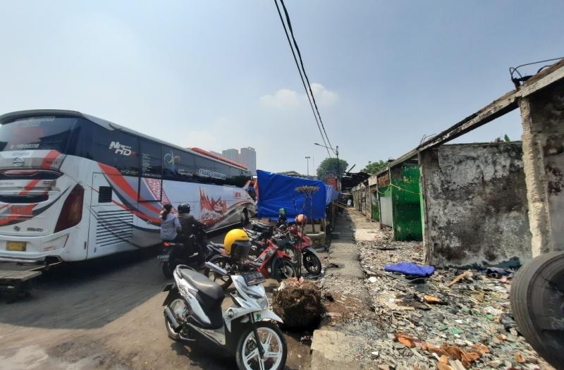 Kios di Terminal Bekasi yang alami kebakaran pada 19 Juli 2022 lalu. Kini sejumlah agen pada Selasa (30/8/2022) masih beroperasi di tenda sementara yang mereka buat sendiri.