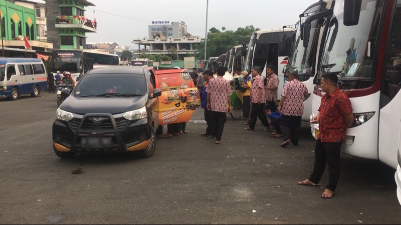 Kru bus Primajasa siap siaga menjaring penumpang di Terminal Kota Bekasi, Selasa (30/8/2022). Foto: BeritaTrans.com.