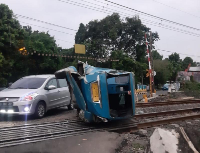 KRL Tertabrak Mobil Angkot di Perlintasan Antara Bogor-Cilebut pada Selasa (30/8/2022). (Foto:Twitter)