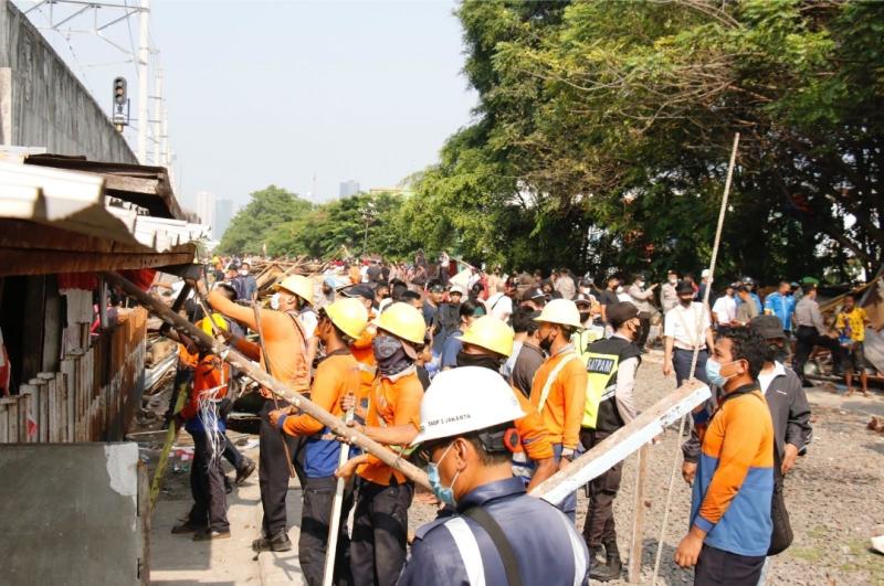 Bangunan liar yang berada di lahan KAI tersebut ditertibkan dengan melibatkan sebanyak 800 personil gabungan yang terdiri dari PT KAI Daop 1, TNI, Polri, Pol PP, BTPWJB, dan unsur kewilayahan setempat.(foto/dok.PT KAI)