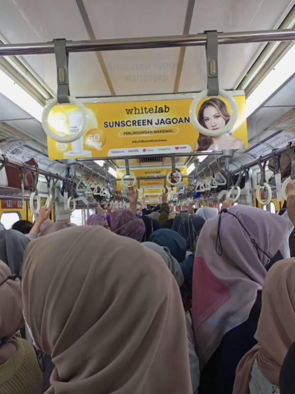 Suasana di dalam kereta khusus wanita di KRL tujuan akhir Kota pagi ini