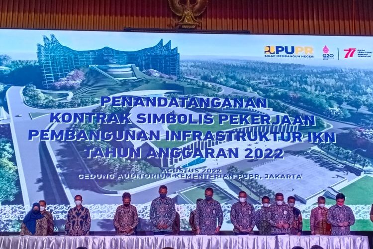 Penandatanganan kontrak simbolis pekerjaan pembangunan infrastruktur Ibu Kota Nusantara (IKN) TA 2022 dengan total 19 paket senila Rp 5,3 triliun, digelar di Auditorium Kementerian Pekerjaan Umum dan Perumahan Rakyat (PUPR), Senin (29/8/2022). (KOMPAS.com/Hilda B Alexander)