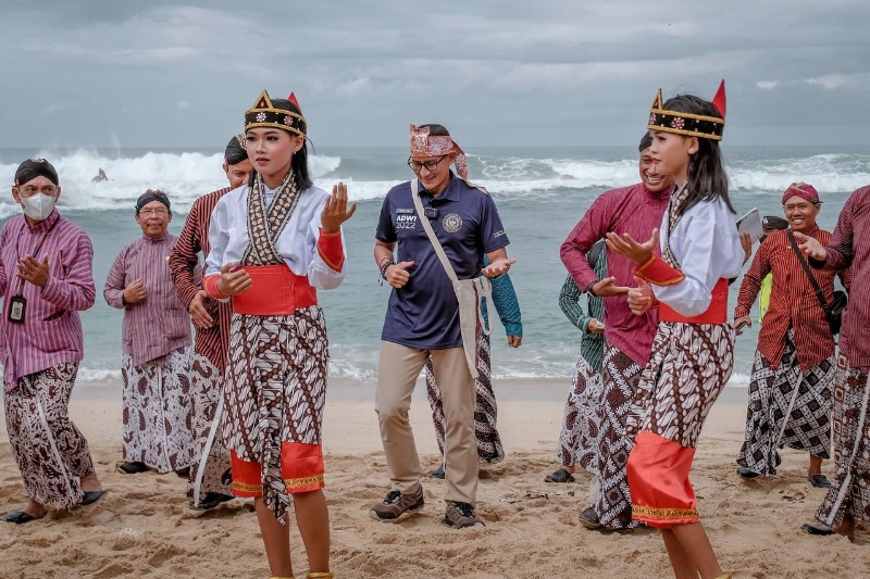 Menparekraf Sandiaga Uno saat ikut dalam atraksi budaya Desa Wisata Tepus