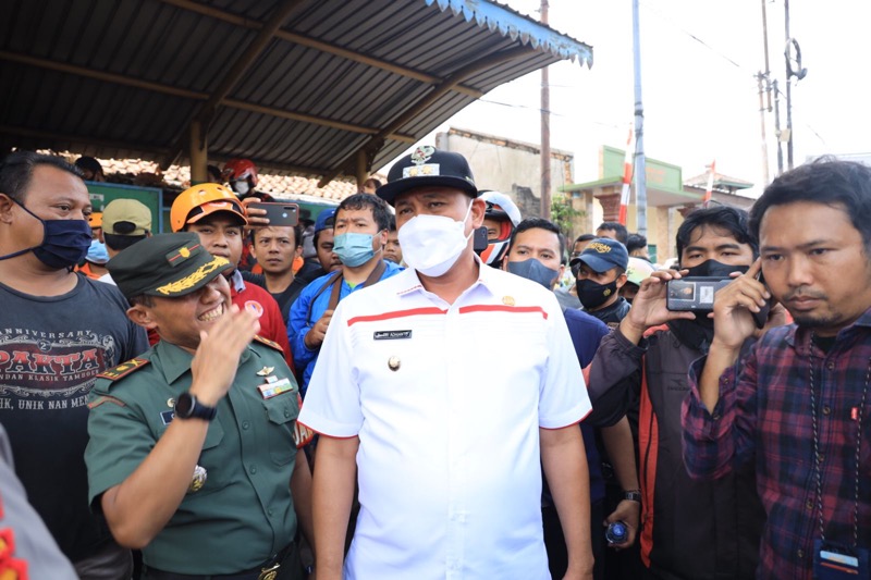Plt Wali Kota Bekasi Tri Adhianto mendatangi lokasi Kejadian Kecelakaan Truk di Jalan Sultan Agung. Foto: istimewa.