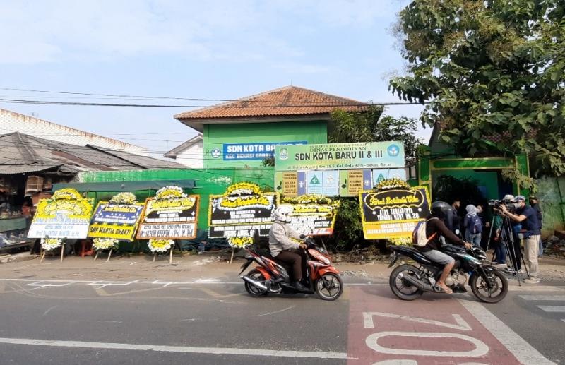 Suasana di depan SDN Kota Baru II dan III Kota Bekasi pada Kamis (1/9/2022). Lokasi ini menjadi tempat terjadinya kecelakaan truk maut yang menyebabkan puluhan korban termasuk ada yang meninggal.