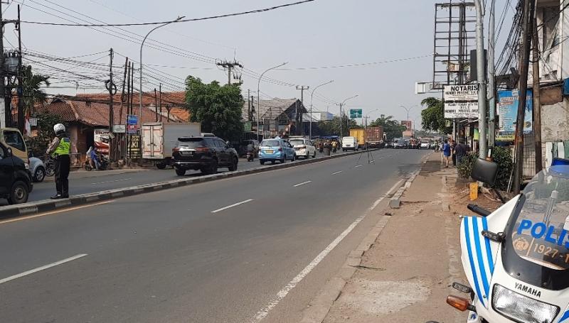 Polisi melakukan olah TKP di lokasi kejadian kecelakaan truk maut.