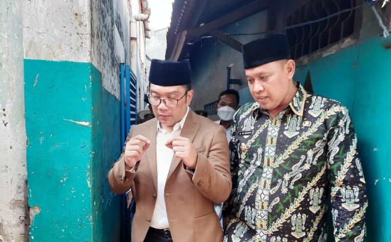 Gubernur Jabar Ridwan Kamil bersama PLT Walikota Bekasi Tri Adhianto saat mengunjungi korban kecelakaan maut di Kelurahan Kota Baru, Bekasi Barat, Kota Bekasi, Jawa Barat, Kamis (1/9/2022).