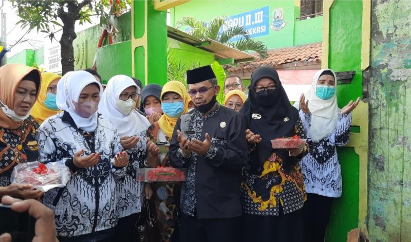 Sejumlah guru melakukan doa bersama di tempat kolasi kecelakaan maut yang menimpa sebagian murid SDN Kota Baru II dan III, Kota Bakasi, Kamis (1/9/2022).