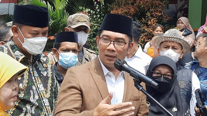 Gubernur Jabar Ridwan Kamil (Kang Emil) saat mengunjungi sekolah SDN Kota Baru II dan III Kota Bekasi yang menjadi lokasi kecelakaan truk maut pada Rabu (31/8/2022). Kang Emil juga mangungkapkan rasa duka cita atas kejadian yang menyebabkan banyak korban termasuk ada 10 yang meninggal. 