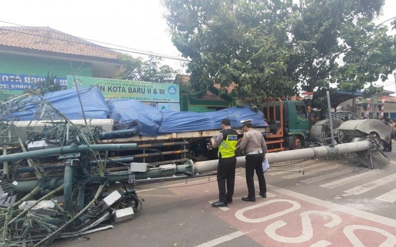 Truk trailer menabrak sejumlah warga termasuk anak sekolah SDN Kota Baru II dan III Kota Bekasi pada Rabu (31/8/2022). Kejadian tersebut juga menyebabkan sejumlah pengguna jalan menjadi korban.