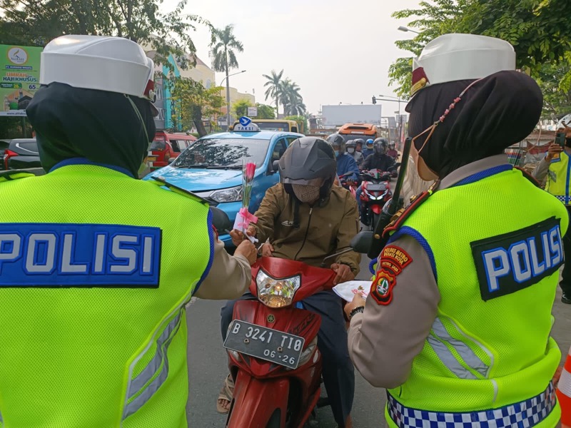 HUT ke-74 Polwan, mengadakan bakti sosial dengan pembagian paket sembako. foto: istimewa.