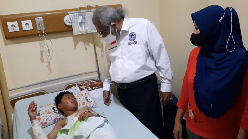 Komisi Perlindungan Anak (KPA) Arist Merdeka Sirait mengunjungi pasien anak korban kecelakaan truk trailer di RS Ananda Kota Bakasi, Jumat (2/9/2022).