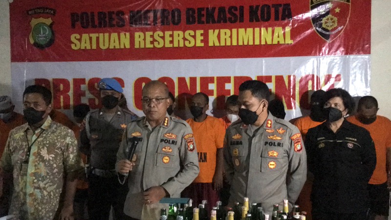 Polres Metro Bekasi Kota Sita Ribuan Botol Miras dan Narkoba. Foto: BeritaTrans.com.