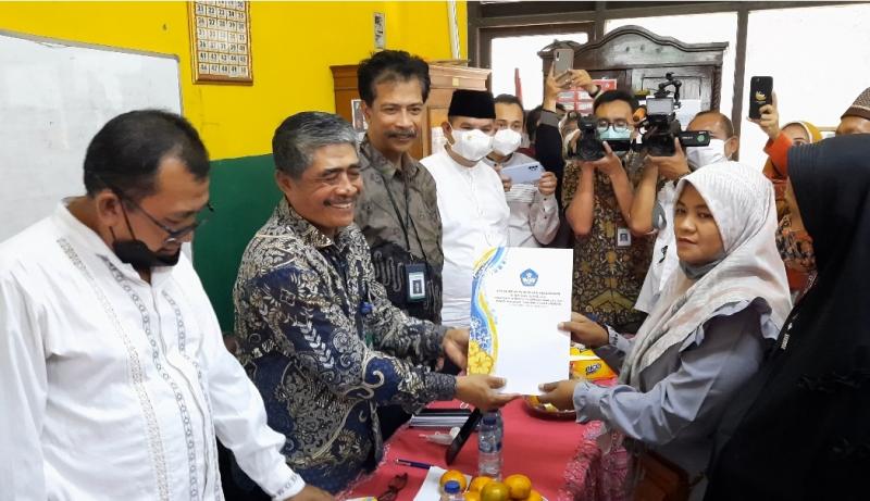 Kepala Disdik Kota Bekasi, Inayatulah dan Sugianto perwakilan dari Direktorat Sekolah Dasar, Kementerian Pendidikan, Kebudayaan, Riset dan Teknologi menyerahkan bantuan kepada keluarga korban di SDN Kota Baru II dan III Kota Bakasi yang menjadi korban kecelakaan truk trailer.